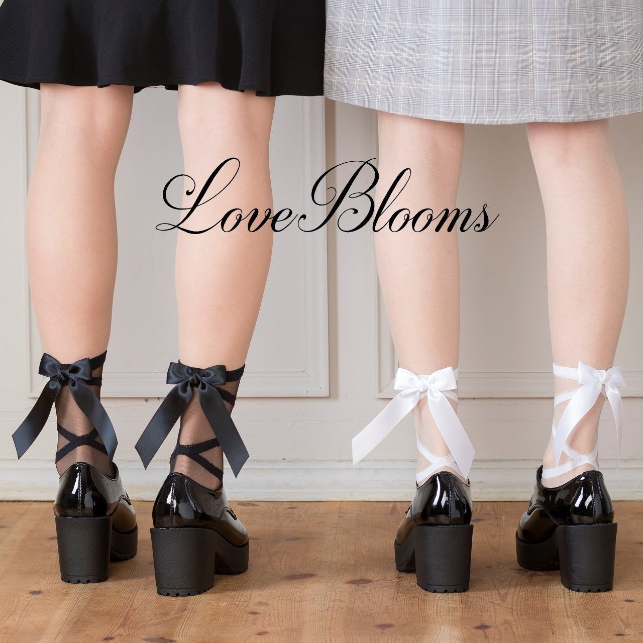 LoveBlooms ラブブルームス ハートビジュー サテンレース リボン フリルレース クルーソックス レディース 靴下 量産型 地雷系 ゆめかわいい 姫系 ゴスロリ ロリータ 厚底 厚底シューズ フリルレースにキラキラハートビジューが付いたリボンが存在感抜群でキュートさ満載のソックスです! 厚底シューズやマニッシュなパンプスにもぴったりです! 量産型コーデや地雷コーデ、参戦服に合わせても◎ 定番カラーで合わせやすく、オールシーズン履けちゃいます! いつものコーデに履くだけで、足もとが映えること間違いなしです♪
