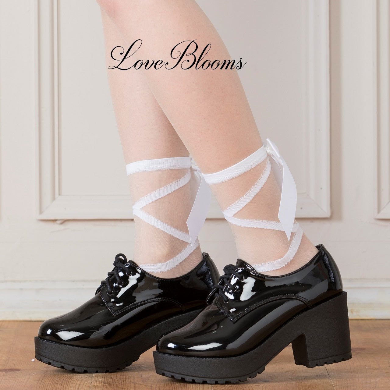 LoveBlooms ラブブルームス ハートビジュー サテンレース リボン フリルレース クルーソックス レディース 靴下 量産型 地雷系 ゆめかわいい 姫系 ゴスロリ ロリータ 厚底 厚底シューズ フリルレースにキラキラハートビジューが付いたリボンが存在感抜群でキュートさ満載のソックスです! 厚底シューズやマニッシュなパンプスにもぴったりです! 量産型コーデや地雷コーデ、参戦服に合わせても◎ 定番カラーで合わせやすく、オールシーズン履けちゃいます! いつものコーデに履くだけで、足もとが映えること間違いなしです♪