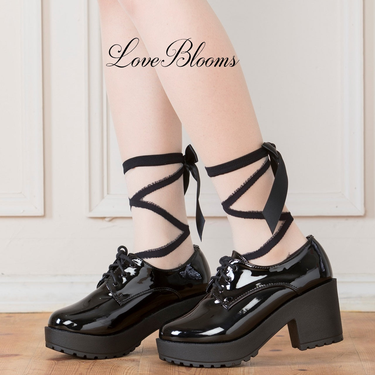 LoveBlooms ラブブルームス ハートビジュー サテンレース リボン フリルレース クルーソックス レディース 靴下 量産型 地雷系 ゆめかわいい 姫系 ゴスロリ ロリータ 厚底 厚底シューズ フリルレースにキラキラハートビジューが付いたリボンが存在感抜群でキュートさ満載のソックスです! 厚底シューズやマニッシュなパンプスにもぴったりです! 量産型コーデや地雷コーデ、参戦服に合わせても◎ 定番カラーで合わせやすく、オールシーズン履けちゃいます! いつものコーデに履くだけで、足もとが映えること間違いなしです♪
